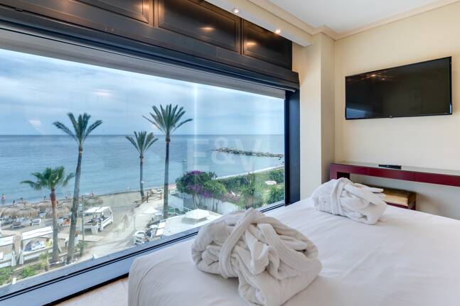 Stor investeringsmöjlighet i Puerto Banús: 2 lyxlägenheter & 1 Penthouse