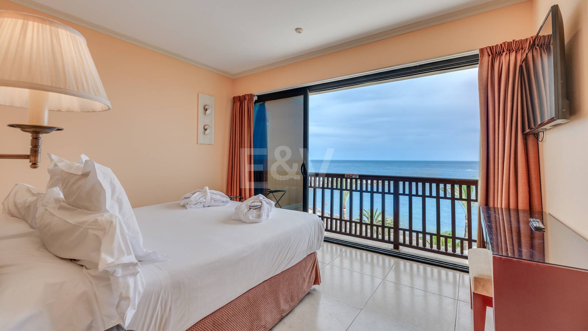 Stor investeringsmöjlighet i Puerto Banús: 2 lyxlägenheter & 1 Penthouse