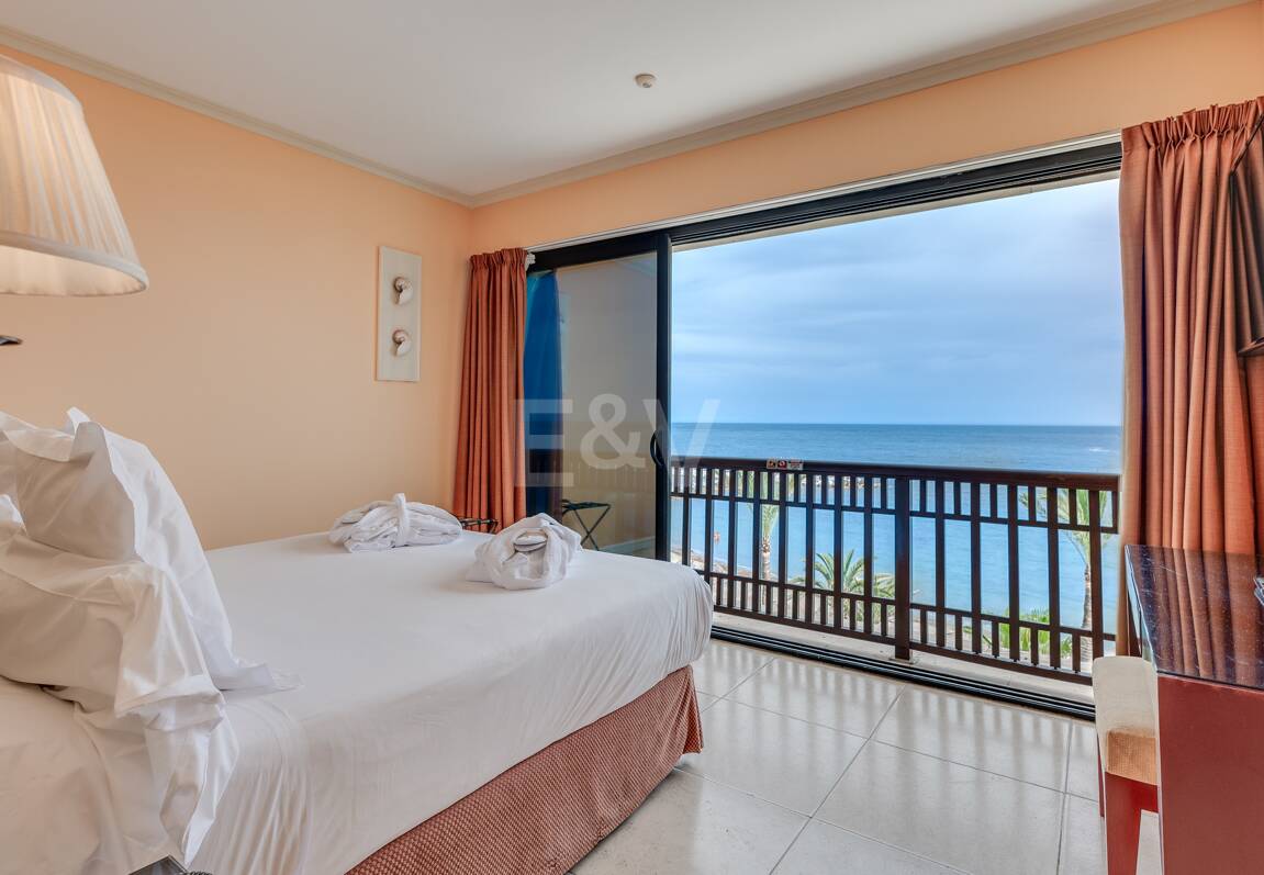 Stor investeringsmöjlighet i Puerto Banús: 2 lyxlägenheter & 1 Penthouse