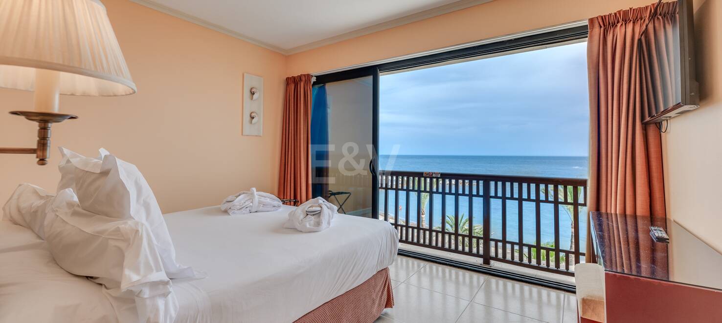 Große Investitionsmöglichkeit in Puerto Banús: 2 Apartments & 1 Penthouse