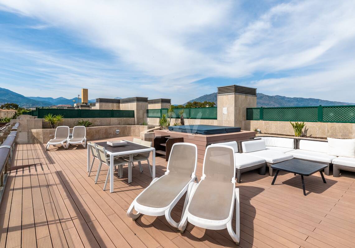 Grande opportunité d'investissement à Puerto Banús: 2 Appartements de luxe & 1 Penthouse