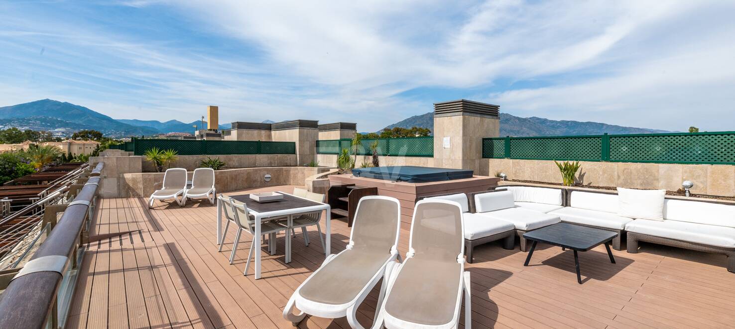 Große Investitionsmöglichkeit in Puerto Banús: 2 Apartments & 1 Penthouse