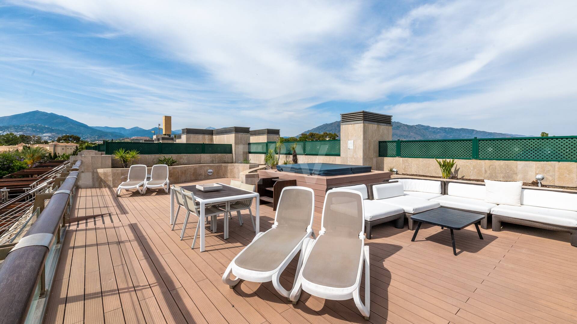 Große Investitionsmöglichkeit in Puerto Banús: 2 Apartments & 1 Penthouse