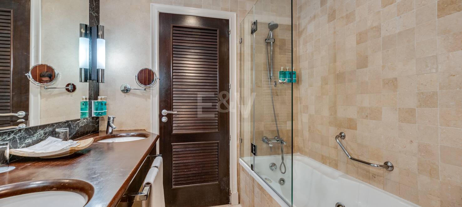 Große Investitionsmöglichkeit in Puerto Banús: 2 Apartments & 1 Penthouse