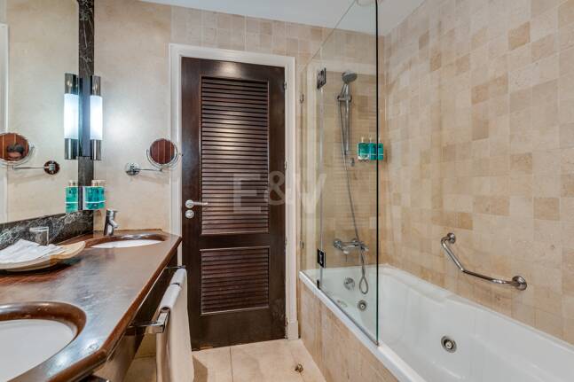 Stor investeringsmöjlighet i Puerto Banús: 2 lyxlägenheter & 1 Penthouse