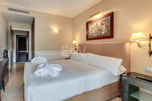 Stor investeringsmöjlighet i Puerto Banús: 2 lyxlägenheter & 1 Penthouse