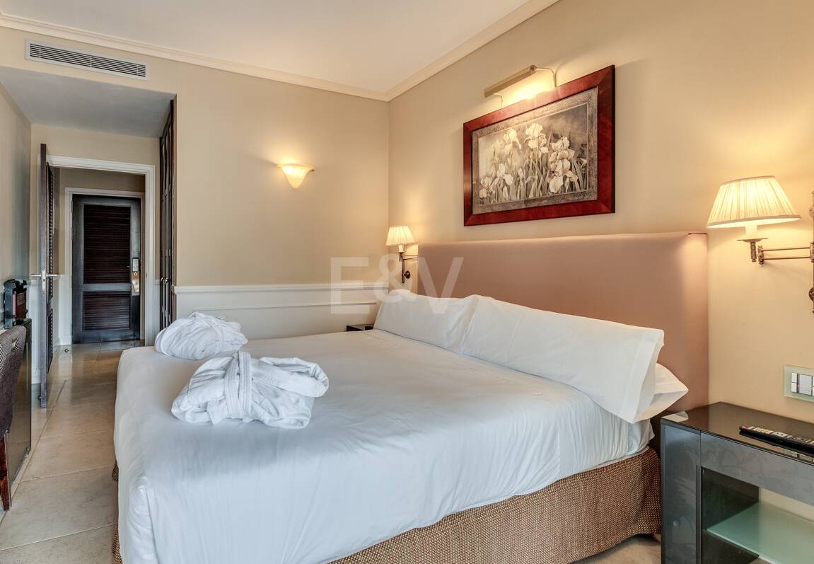 Stor investeringsmöjlighet i Puerto Banús: 2 lyxlägenheter & 1 Penthouse