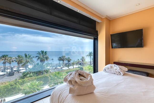 Stor investeringsmöjlighet i Puerto Banús: 2 lyxlägenheter & 1 Penthouse