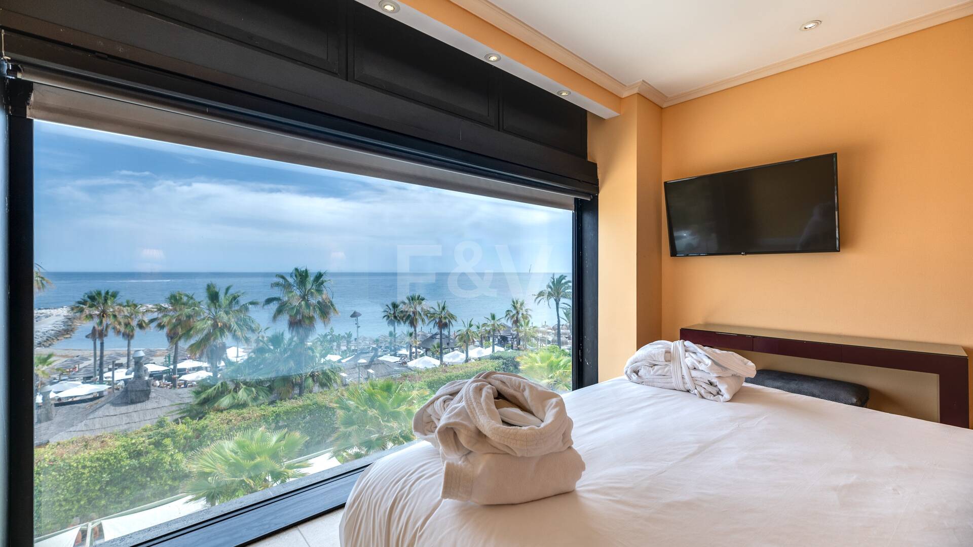 Große Investitionsmöglichkeit in Puerto Banús: 2 Apartments & 1 Penthouse