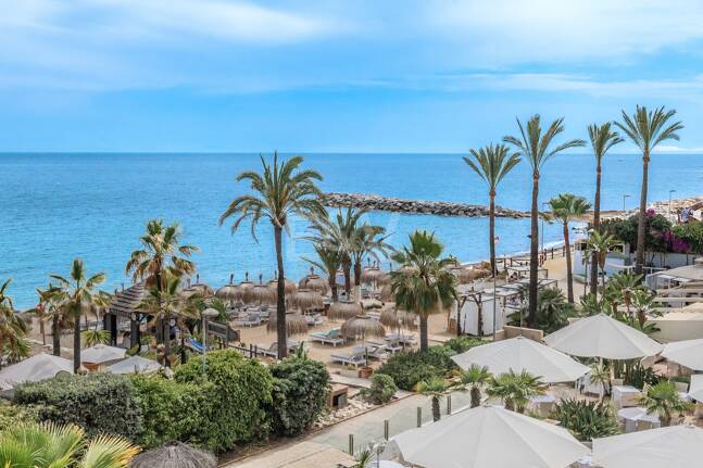 Stor investeringsmöjlighet i Puerto Banús: 2 lyxlägenheter & 1 Penthouse