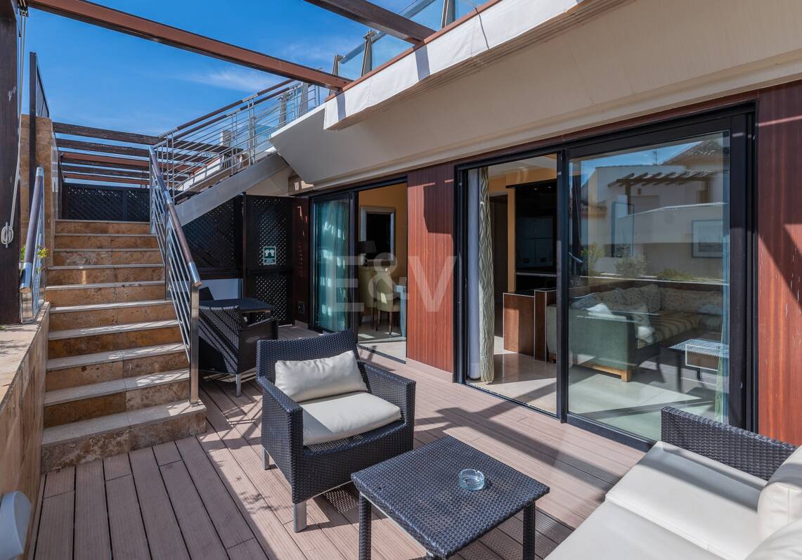 Grande opportunité d'investissement à Puerto Banús: 2 Appartements de luxe & 1 Penthouse