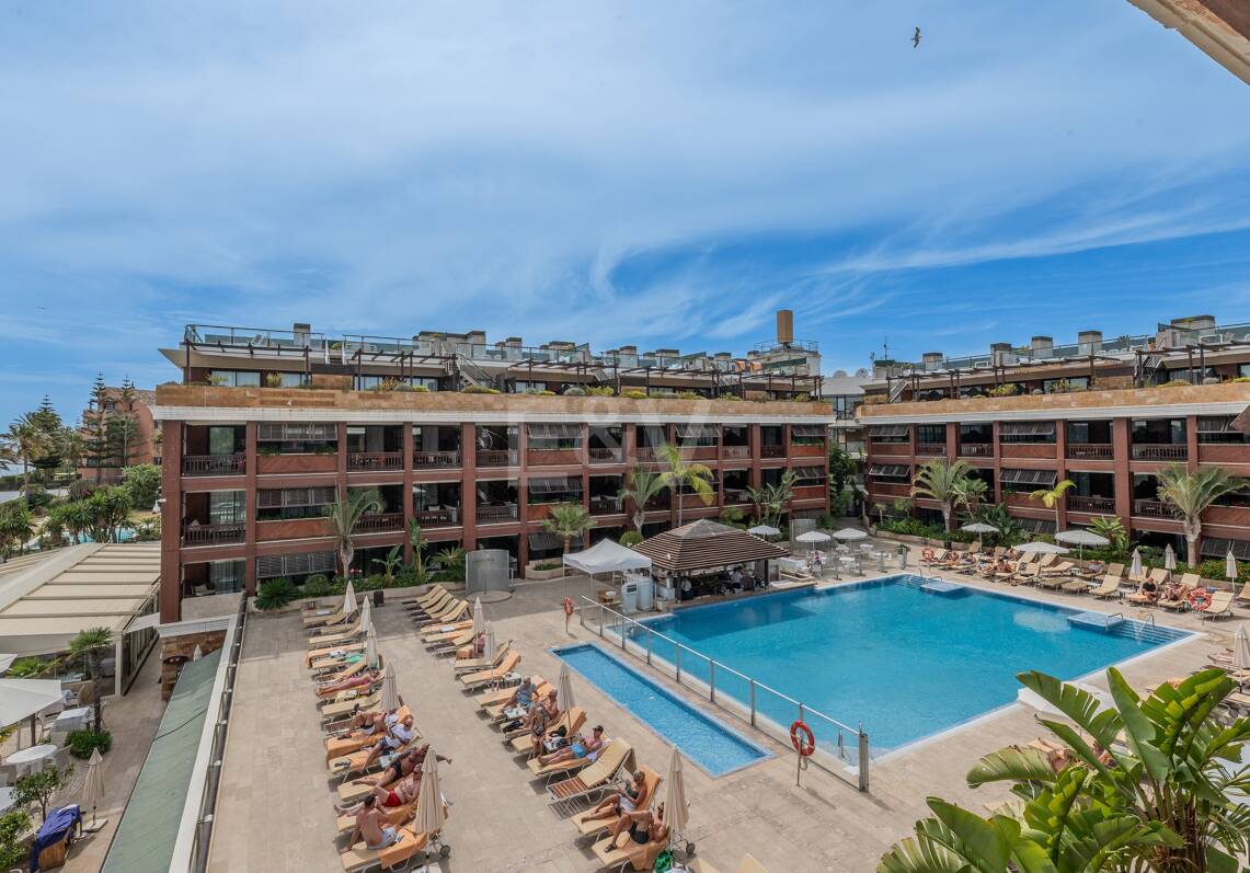 Grande opportunité d'investissement à Puerto Banús: 2 Appartements de luxe & 1 Penthouse