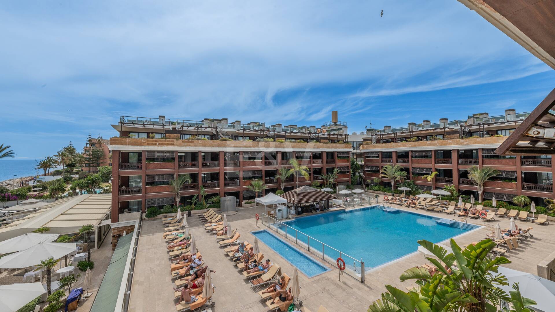 Stor investeringsmöjlighet i Puerto Banús: 2 lyxlägenheter & 1 Penthouse