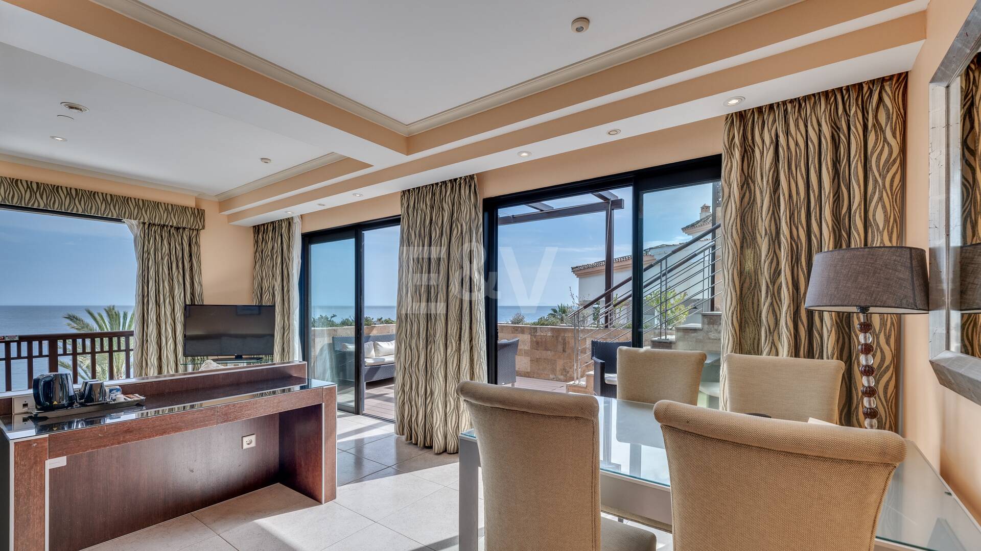 Stor investeringsmöjlighet i Puerto Banús: 2 lyxlägenheter & 1 Penthouse