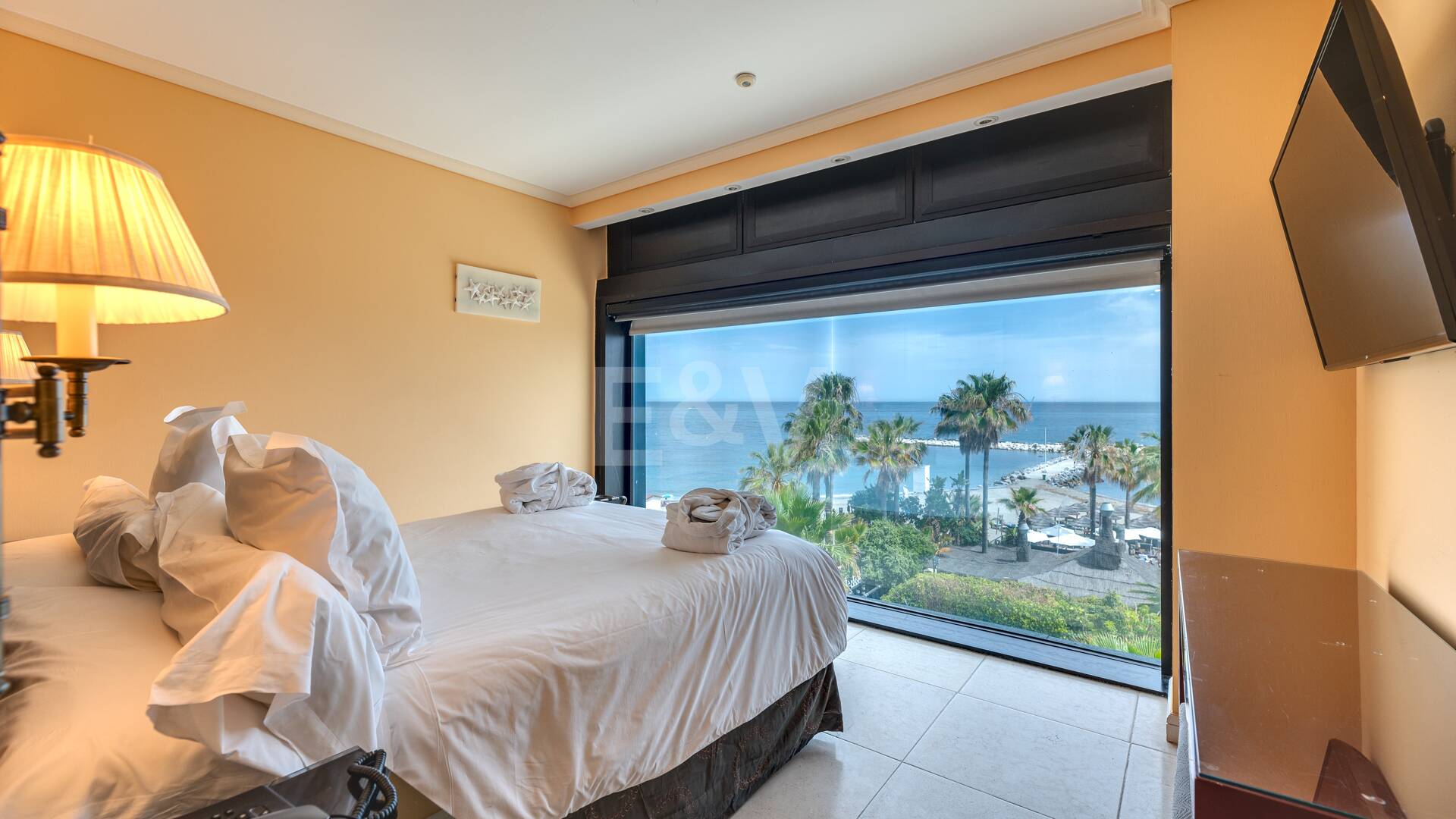 Große Investitionsmöglichkeit in Puerto Banús: 2 Apartments & 1 Penthouse