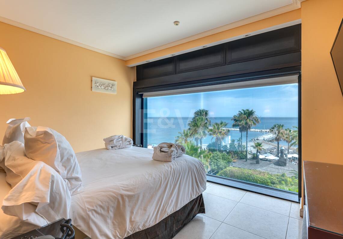 Grande opportunité d'investissement à Puerto Banús: 2 Appartements de luxe & 1 Penthouse