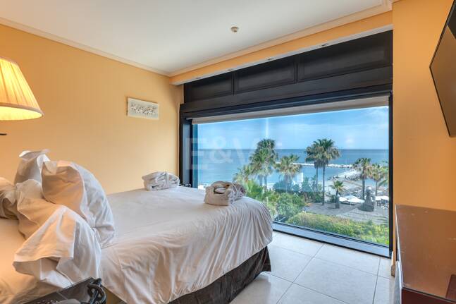 Stor investeringsmöjlighet i Puerto Banús: 2 lyxlägenheter & 1 Penthouse