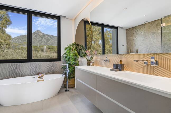 Współczesna willa w Villas del Marqués na Złotej Mili