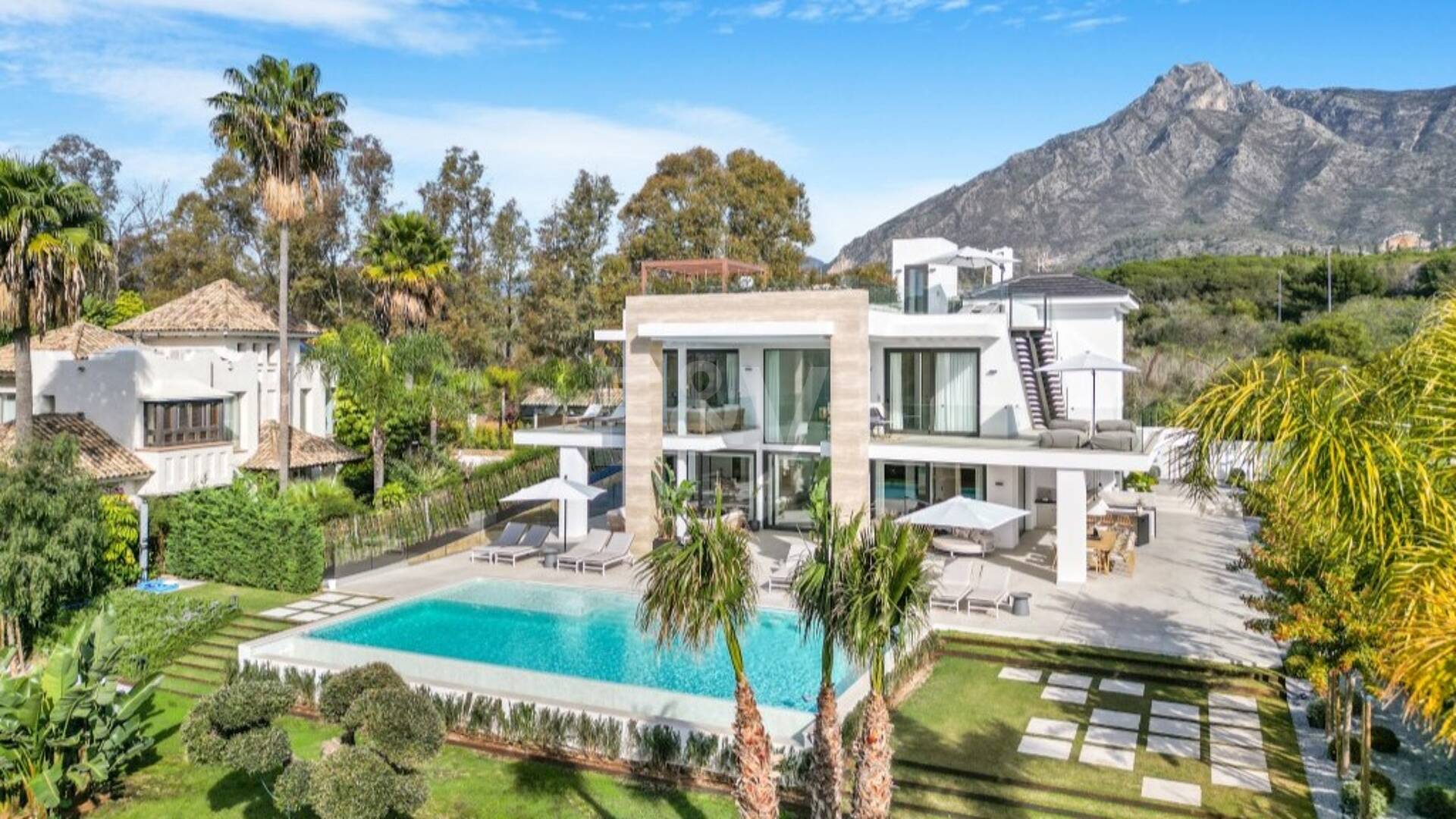 Współczesna willa w Villas del Marqués na Złotej Mili