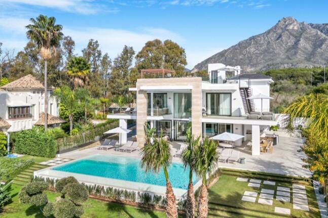 Współczesna willa w Villas del Marqués na Złotej Mili