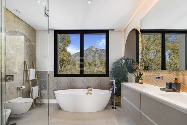 Współczesna willa w Villas del Marqués na Złotej Mili