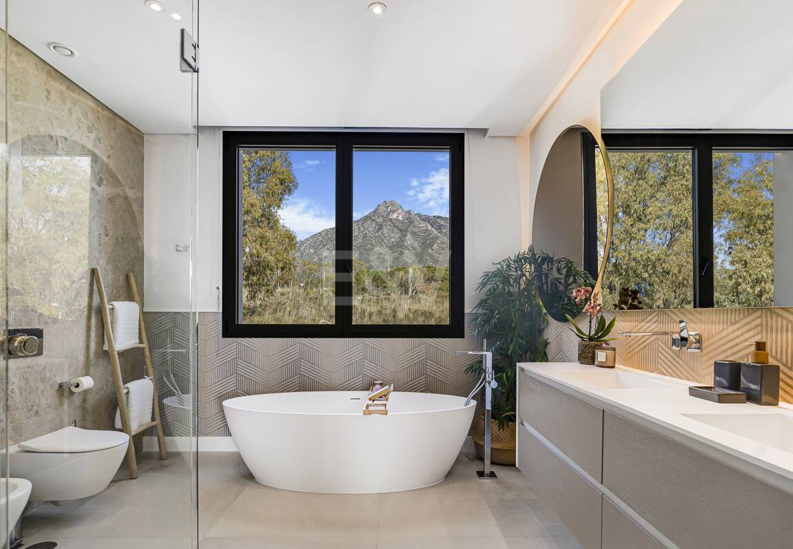 Współczesna willa w Villas del Marqués na Złotej Mili