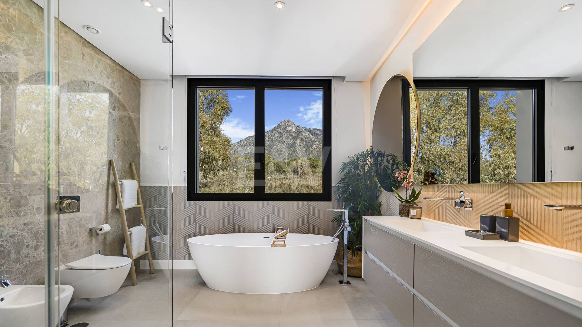 Współczesna willa w Villas del Marqués na Złotej Mili