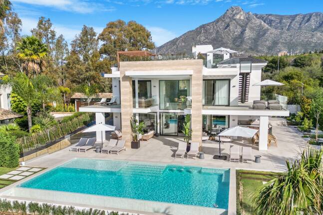 Współczesna willa w Villas del Marqués na Złotej Mili