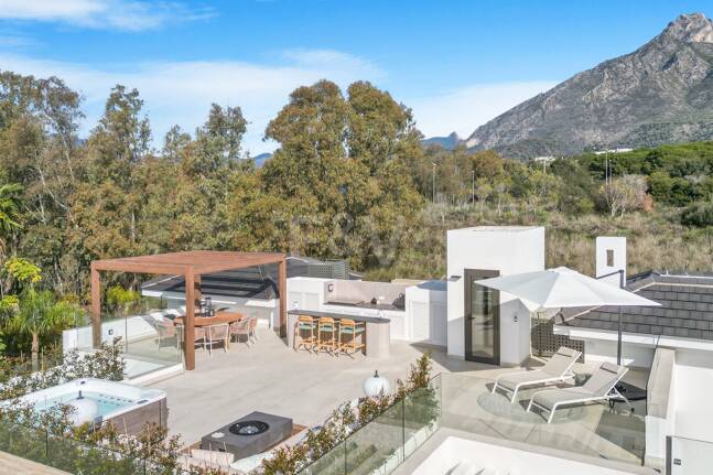 Współczesna willa w Villas del Marqués na Złotej Mili