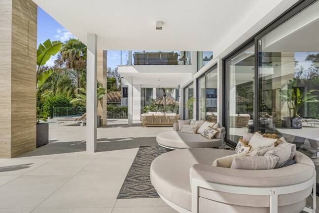 Współczesna willa w Villas del Marqués na Złotej Mili