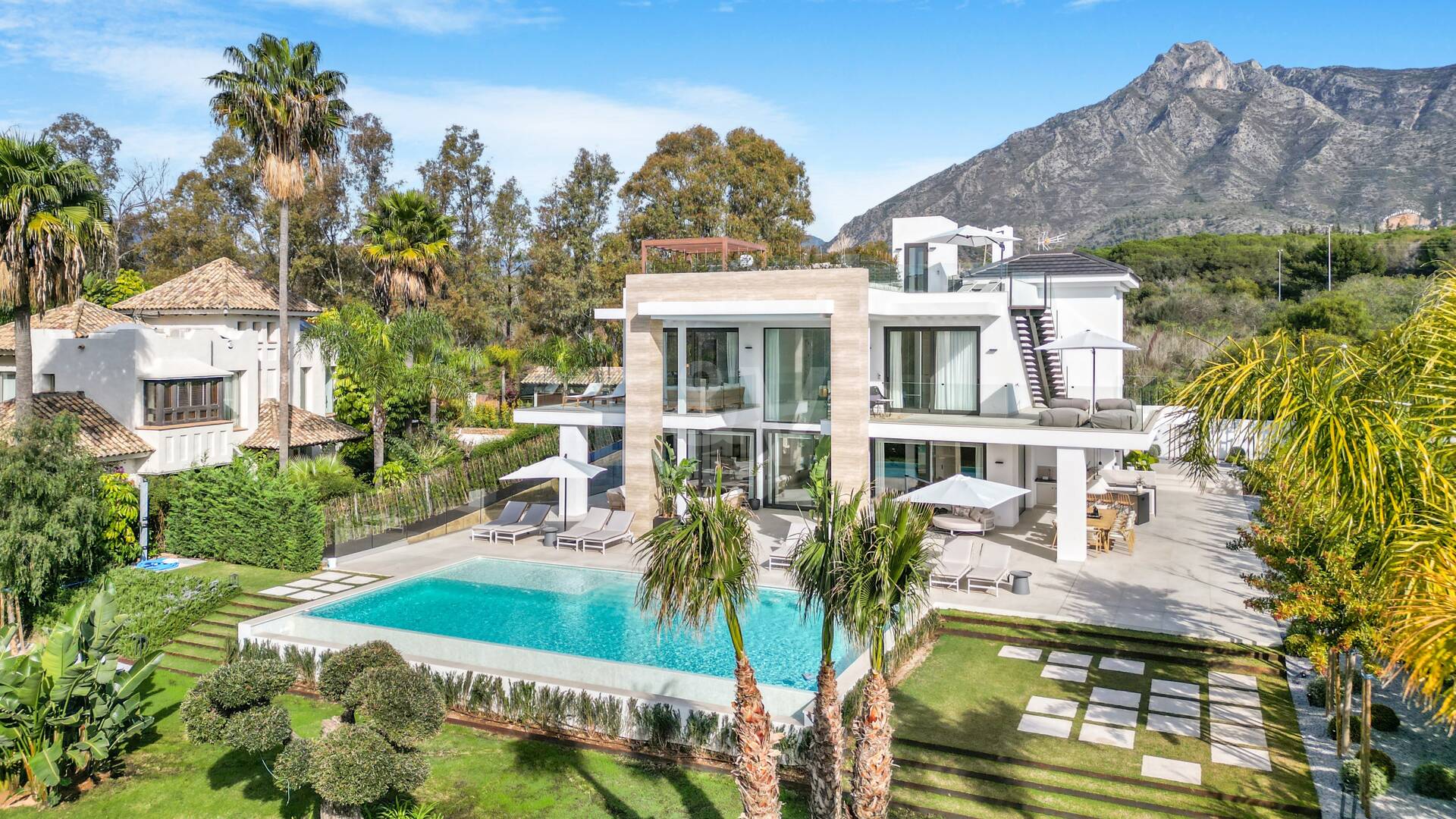 Współczesna willa w Villas del Marqués na Złotej Mili