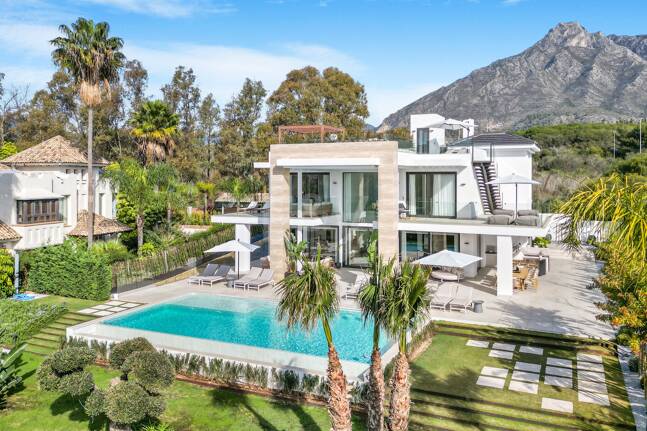 Współczesna willa w Villas del Marqués na Złotej Mili