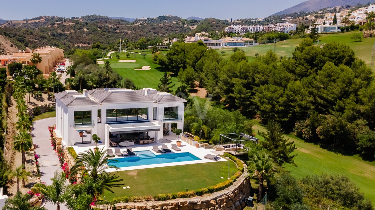 Moderne Golfvilla in erster Linie in Puerto del Almendro mit Meerblick.