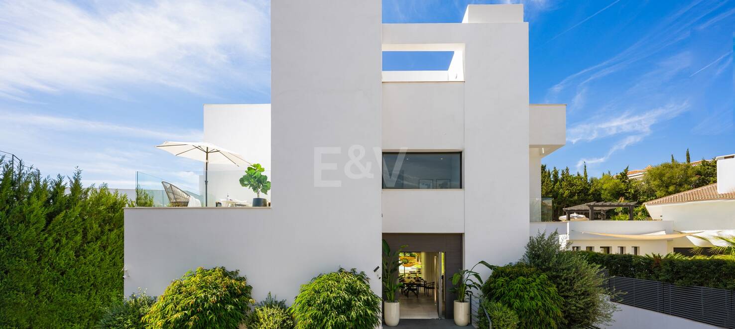 Modern luxury villa in Nueva Andalucia walking distance to Puerto Banus