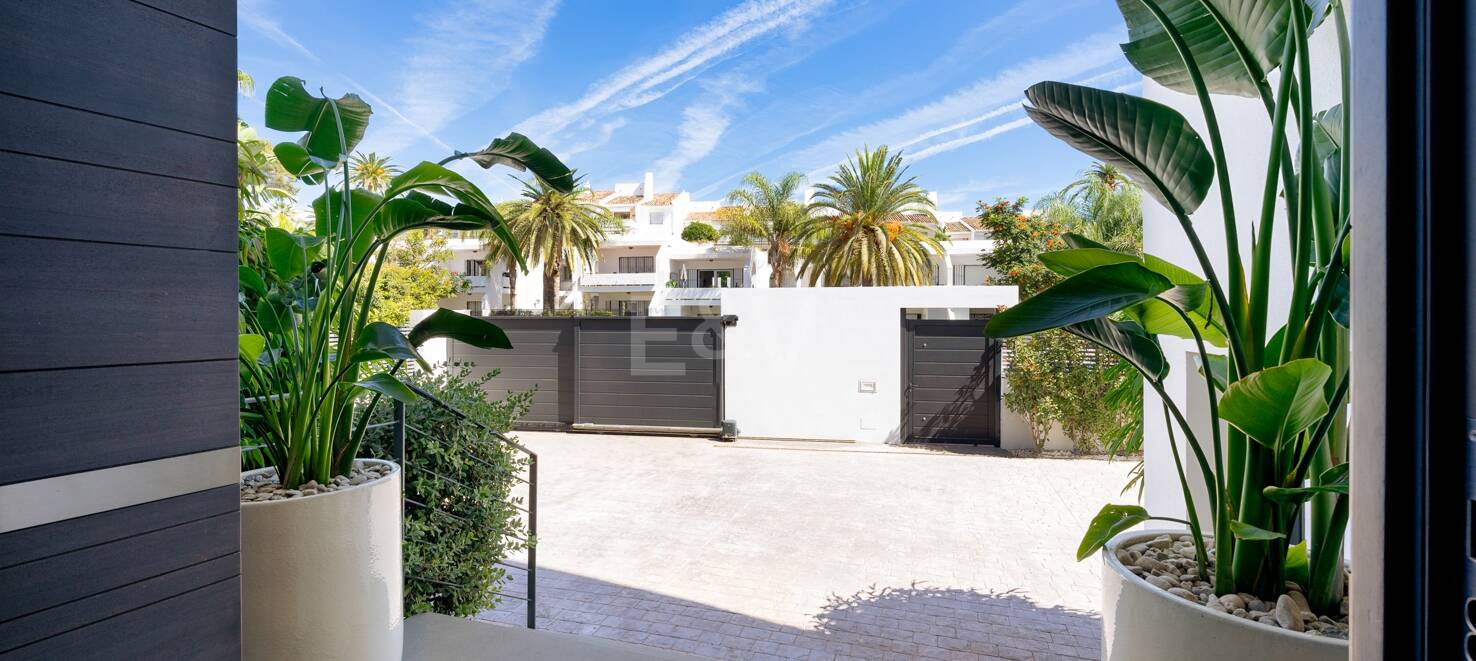 Modern luxury villa in Nueva Andalucia walking distance to Puerto Banus