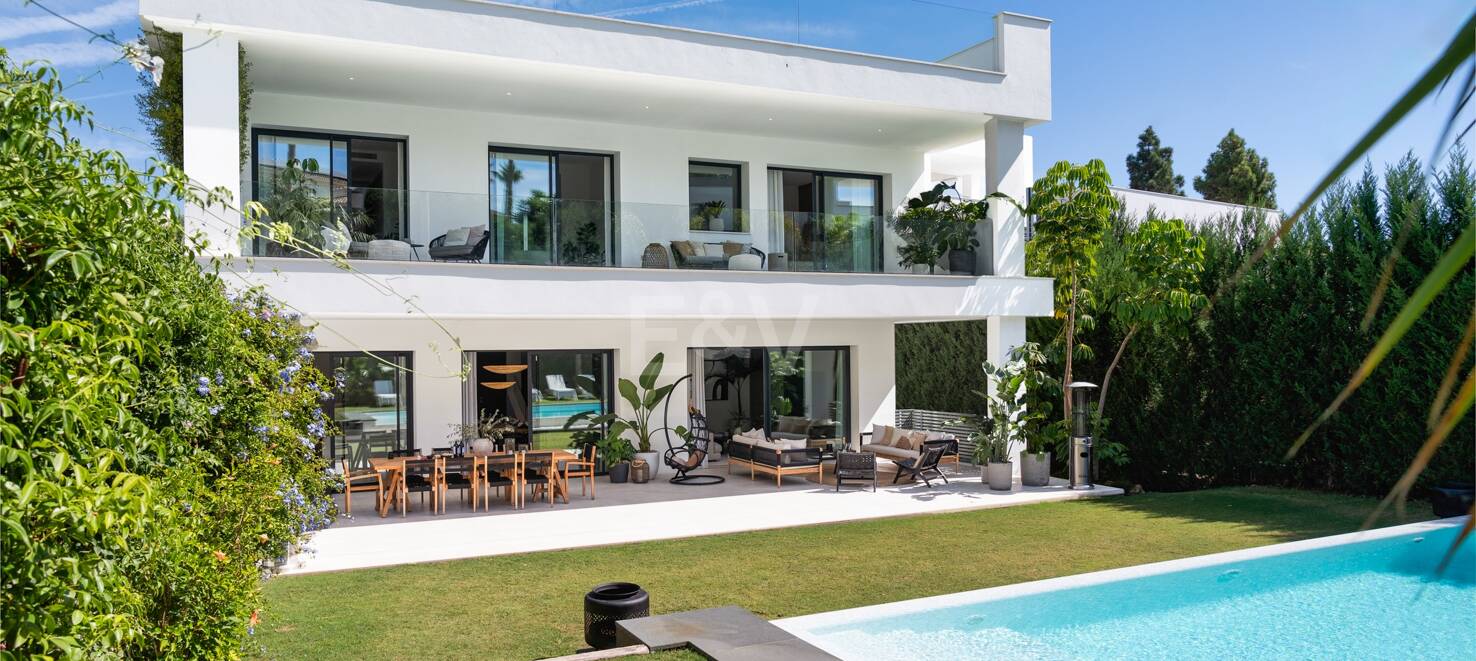 Modern luxury villa in Nueva Andalucia walking distance to Puerto Banus
