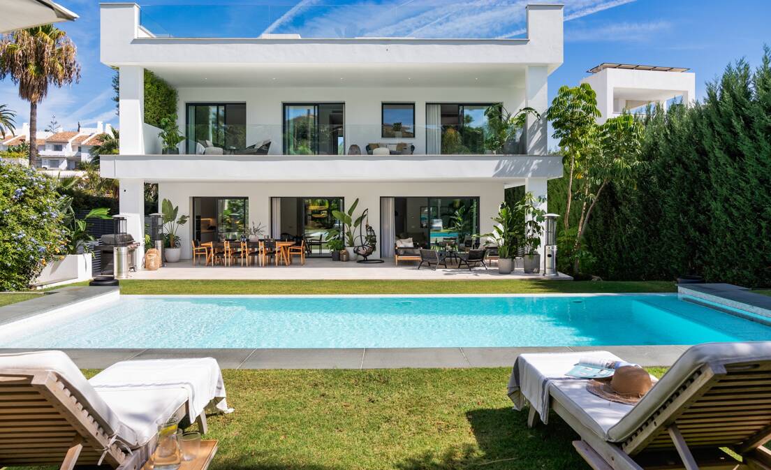 Modern luxury villa in Nueva Andalucia walking distance to Puerto Banus