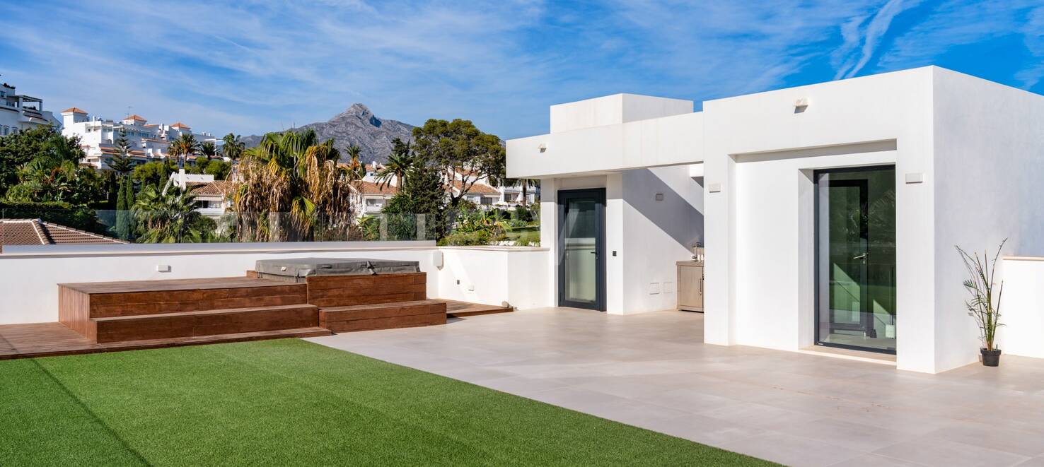 Modern luxury villa in Nueva Andalucia walking distance to Puerto Banus