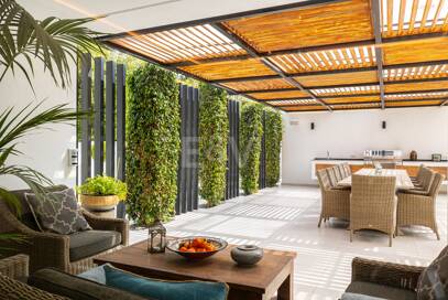 Modern Family Villa i Los Naranjos Golf inom en gated community