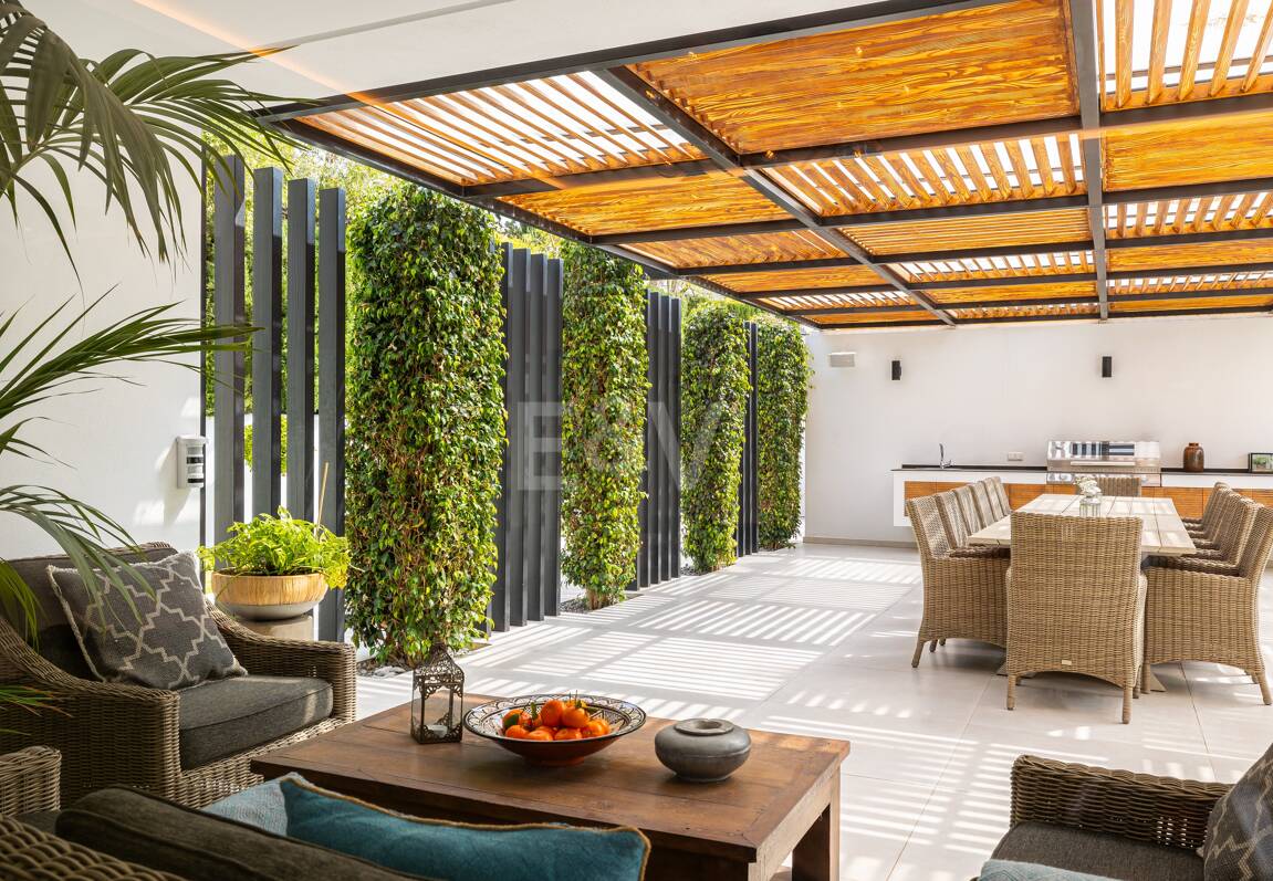 Modern Family Villa i Los Naranjos Golf inom en gated community