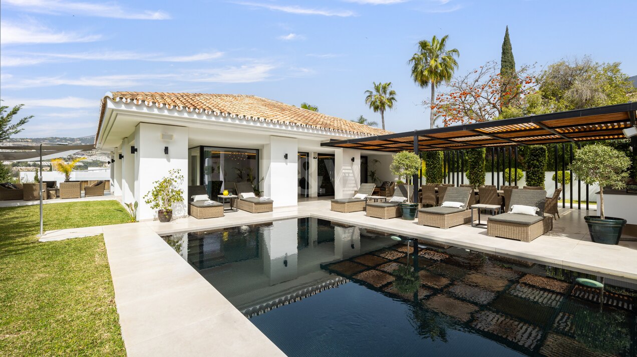 Moderne Familienvilla in Los Naranjos Golf in einer abgeschlossenen Wohnanlage in Nueva Andalucia