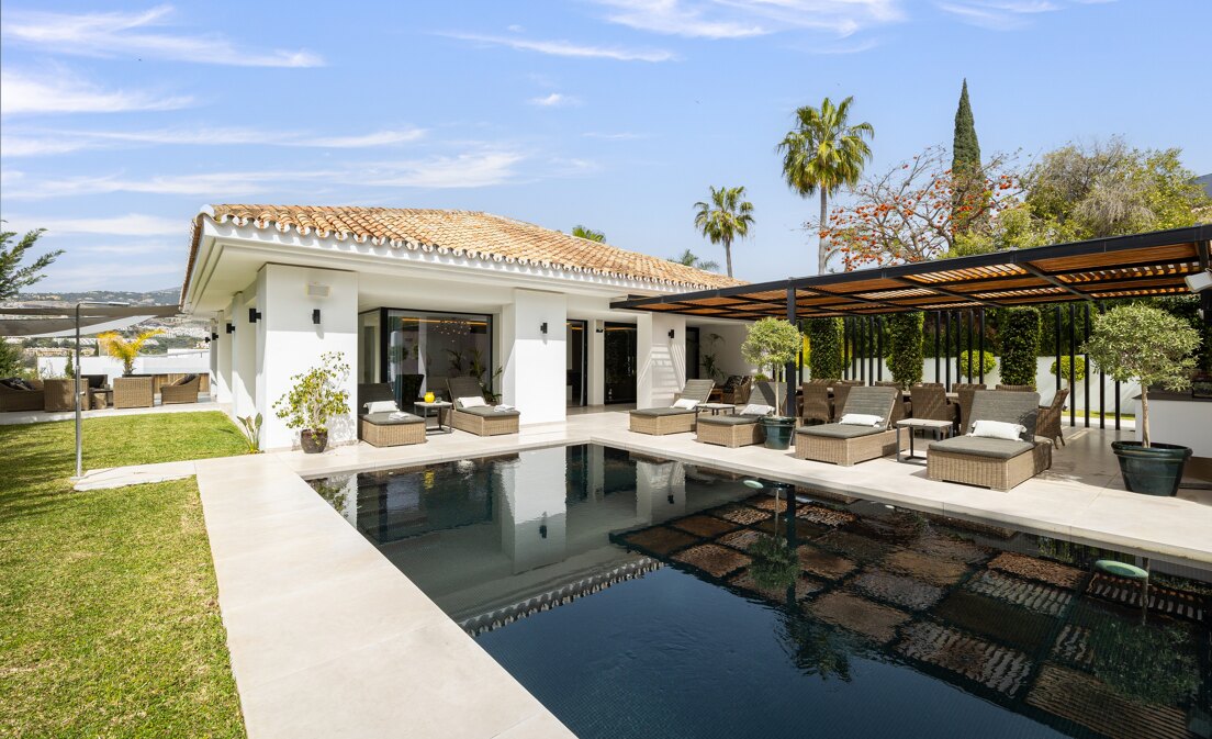 Moderne Familienvilla in Los Naranjos Golf in einer abgeschlossenen Wohnanlage in Nueva Andalucia