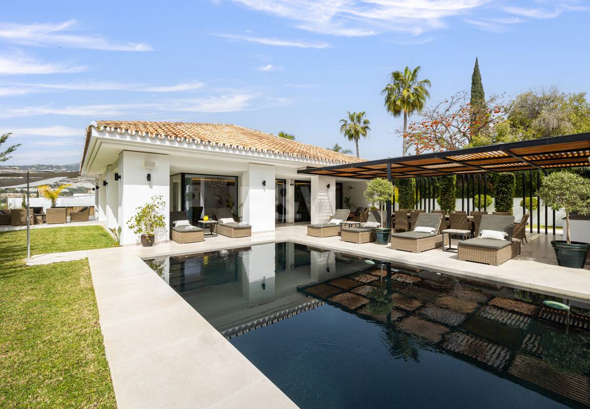 Modern Family Villa i Los Naranjos Golf inom en gated community