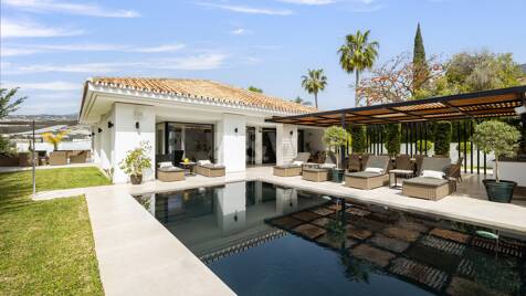 Modern Family Villa i Los Naranjos Golf inom en gated community