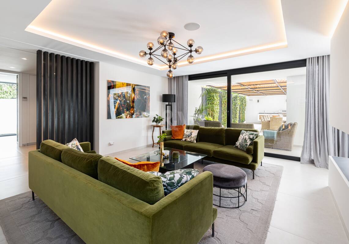 Moderne Familienvilla in Los Naranjos Golf in einer abgeschlossenen Wohnanlage in Nueva Andalucia