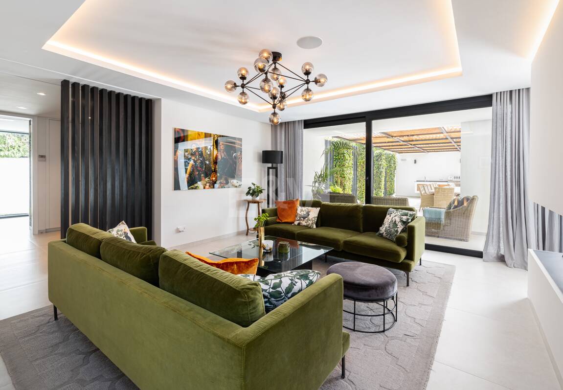 Modern Family Villa i Los Naranjos Golf inom en gated community