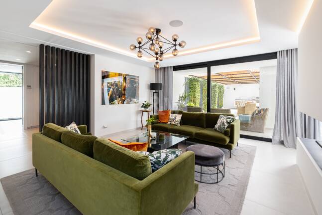 Modern Family Villa i Los Naranjos Golf inom en gated community