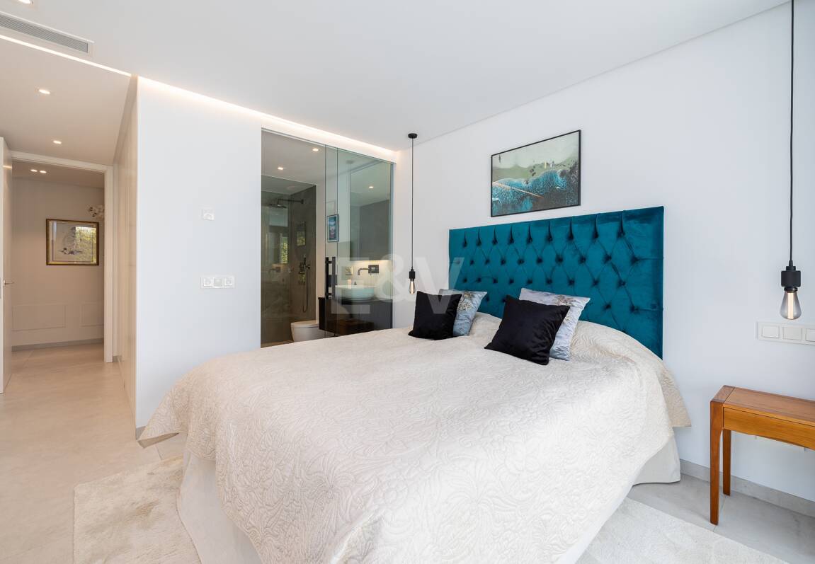 Modern Family Villa i Los Naranjos Golf inom en gated community