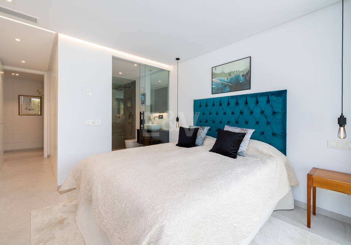 Moderne Familienvilla in Los Naranjos Golf in einer abgeschlossenen Wohnanlage in Nueva Andalucia