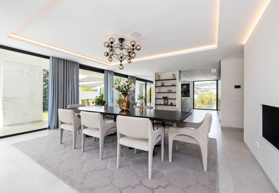 Modern Family Villa i Los Naranjos Golf inom en gated community